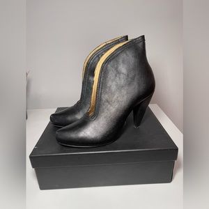 Seychelles Dos I Do Ankle Booties. Black, Size 8